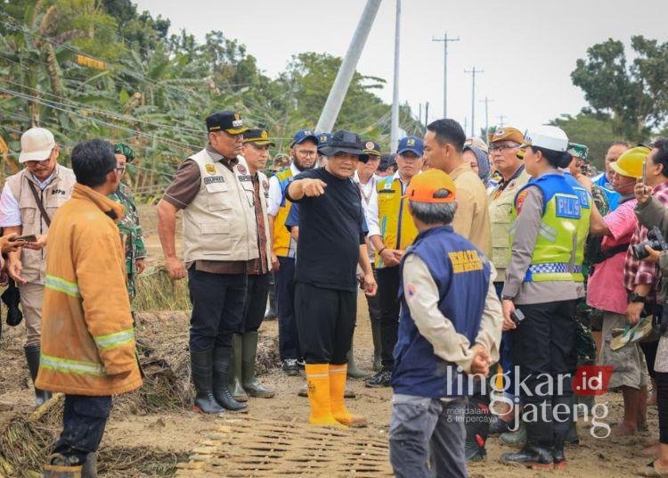 Gubernur Jateng Percepat Pemasangan Jembatan Armco di Jalur Grobogan-Semarang 25 Gubernur Jawa Tengah, Ahmad Luthfi saat meninjau langsung lokasi tanggul Sungai Tuntang, Grobogan yang jebol Selasa, 17 Februari 2026. (Dok. Humas Pemprov Jateng/Lingkarjareng.id)