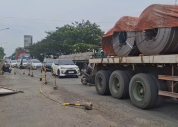 Kendaraan berbagai jenis melintas di ruas Jalan Kaligawe, Kota Semaran.  Foto : Syahril Muadz/Lingkar Jateng