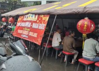 Sejumlah warga turut menikmati makan siang gratis yang disediakan Klenteng Hok Tik Bio untuk menyambut tahun baru Imlek di Alun-alun Pati, Rabu, 11 Februari 2026. (Dok. Lingkarjateng.id)