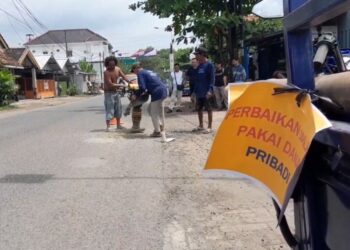 Geram Jalan Pati-Tanjang Rusak dan Makan Korban, Warga Turun Tangan Perbaiki