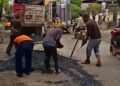 Proses perbaikan jalan Pati-Tanjang oleh Dinas Pekerjaan Umum dan Penataan Ruang (DPUTR) Kabupaten Pati Kamis, 12 Februari 2026. (Dok. Lingkarjateng.id)
