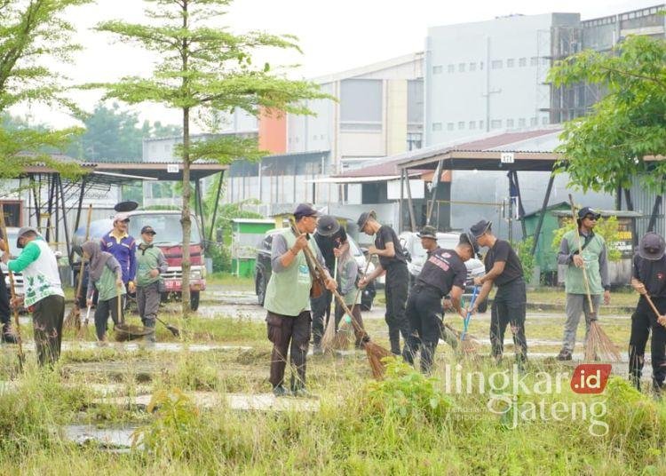 Tambah Lokasi, Plt Bupati Pati Berencana Gelar CFD di Alun-alun Kembangjoyo 25 Kegiatan Jumat Bersih yang digelar Pemkab Pati di Alun-alun Kembangjoyo, Jumat 13 Februari 2026. (Humas Pemkab Pati/Lingkarjateng.id)
