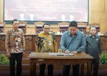 DPRD Pati Sahkan Revisi Propemperda 2026, Tekankan Penyusunan Perda yang Terarah 25 Pengesahan nota Kesepakatan Perubahan Perubahan Program Pembentukan Peraturan Daerah (Propemperda) Tahun 2026 oleh Pimpinan DPRD Pati dan Plt Bupati Pati Risma Ardhi Chandra pada Jumat, 13 Februari 2026. (Lingkarjateng.id)