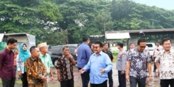 Komisi B bersama paguyuban Pedagang Kaki Lima (PKL) saat meninjau kondisi Alun-alun Kembangjoyo. (Dok. for Lingkarjateng.id)