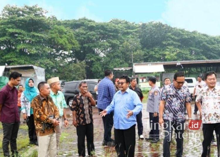 Ketua Komisi C DPRD Pati Desak Penataan Ulang Alun-alun Kembangjoyo 25 Komisi B bersama paguyuban Pedagang Kaki Lima (PKL) saat meninjau kondisi Alun-alun Kembangjoyo. (Dok. for Lingkarjateng.id)