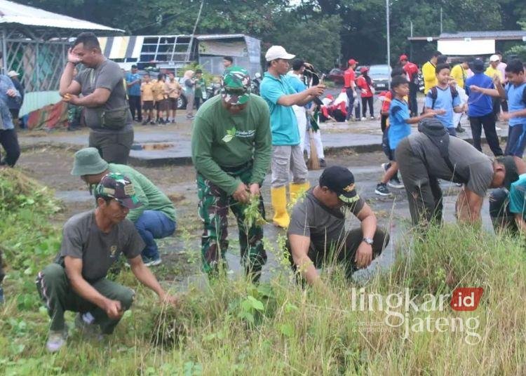Dorong Renovasi Alun-alun Kembangjoyo, DPRD Pati Minta Pemkab Alokasikan Anggaran 25 Gerakan Jumat Bersih di Alun-alun Kembangjoyo. (Dok. for Lingkarjateng.id)