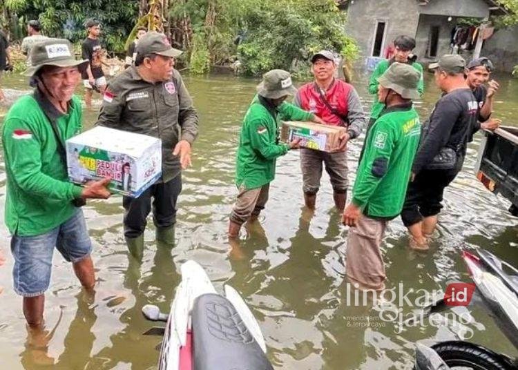 Anggota DPRD Pati Komitmen Kawal Penanganan Banjir Tahunan 25 Anggota DPRD Kabupaten Pati Kastomo (kiri kedua) saat menyalurkan bantuan untuk korban banjir. (Dok. Pribadi/Lingkarjateng.id)