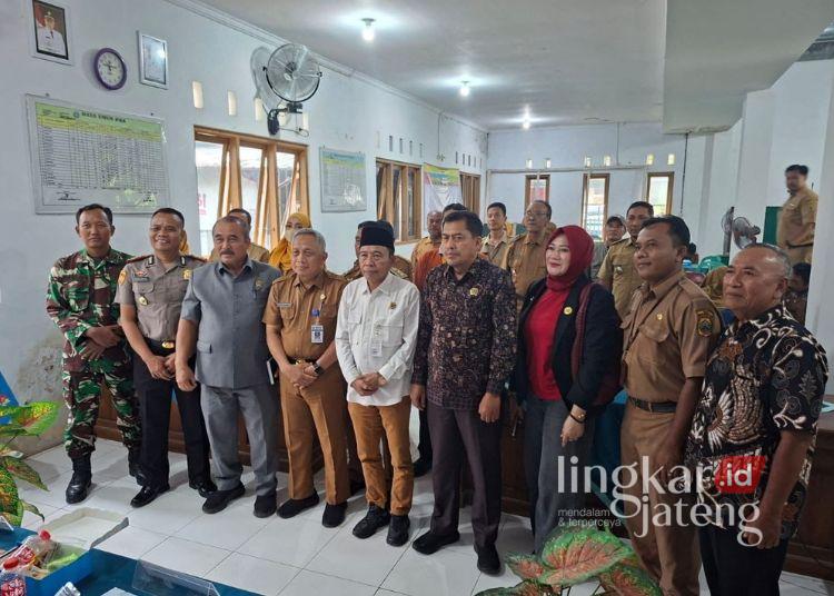 Musrembangcam, Anggota DPRD Pati Tekankan Penguatan Infrastruktur dan SDM 25 Anggota Komisi B DPRD Kabupaten Pati, Warsiti memastikan selalu hadir dalam kegiatan Musyawarah Perencanaan Pembangunan Wilayah Kecamatan (Musrembangcam). (Dok. Lingkarjateng.id)