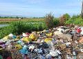 Sampah yang menumpuk di tepi jalan yang menjadi sorotan Musrenbang Kecamatan Sukolilo, Pati. (Dok. Lingkarjateng.id)
