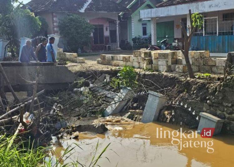 Tangani Banjir Batangan, Pemeliharaan Rutin Sungai Widodaren Ditekankan DPRD Pati 25 Tanggul Sungai Widodaren di Desa Ketitangwetan, Kecamatan Batangan, Pati Ambrol usai akibat banjir. (Lingkarjateng.id)