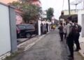 Penggeledahan KPK di rumah Kepala DPUTR Pati, Riyoso dijaga ketat aparat kepolisian, Jumat, 27 Februari 2026. (Lingkarjateng.id)