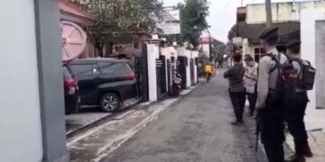 Penggeledahan KPK di rumah Kepala DPUTR Pati, Riyoso dijaga ketat aparat kepolisian, Jumat, 27 Februari 2026. (Lingkarjateng.id)