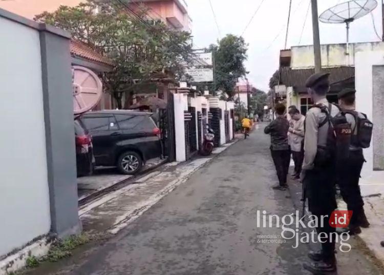 Penggeledahan KPK di Rumah Kepala DPUTR Pati Riyoso, Dokumen-Elektronik Disita 25 Penggeledahan KPK di rumah Kepala DPUTR Pati, Riyoso dijaga ketat aparat kepolisian, Jumat, 27 Februari 2026. (Lingkarjateng.id)