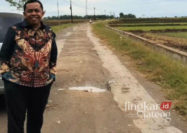 Jalan Gunungpanti-Tanjunganom Bakal Diperbaiki, DPRD Pati Siap Kawal 25 Anggota Komisi A DPRD Pati Kastomo meninjau jalan rusak yang akan diperbaiki. (Lingkarjateng.id)