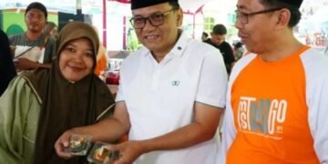 Plt Bupati Pati Risma Ardhi Chandra saat menghadiri acara peringatan Hari Lahir ke-61 MTs Tarbiyatul Banin. (Dok. for Lingkarjateng.id)