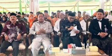 Ketua Komisi D DPRD Pati, Teguh Bandang Waluyo (kiri kedua) saat menghadiri kegiatan bimbingan manasik haji. (Dok. for Lingkarjateng.id)