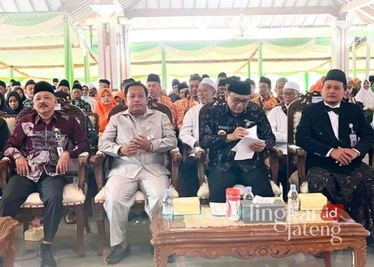 DPRD Pati Apresiasi Bimbingan Manasik Haji, 1.295 Jemaah Siap Berangkat Mei 2026 25 Ketua Komisi D DPRD Pati, Teguh Bandang Waluyo (kiri kedua) saat menghadiri kegiatan bimbingan manasik haji. (Dok. for Lingkarjateng.id)