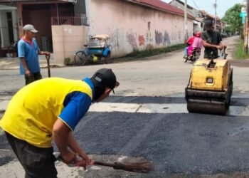 Proses perbaikan Jalan Irian oleh DPUPR Kota Pekalongan, Minggu, 1 Februari 2026. (Fahri Akbar/Lingkarjateng.id)