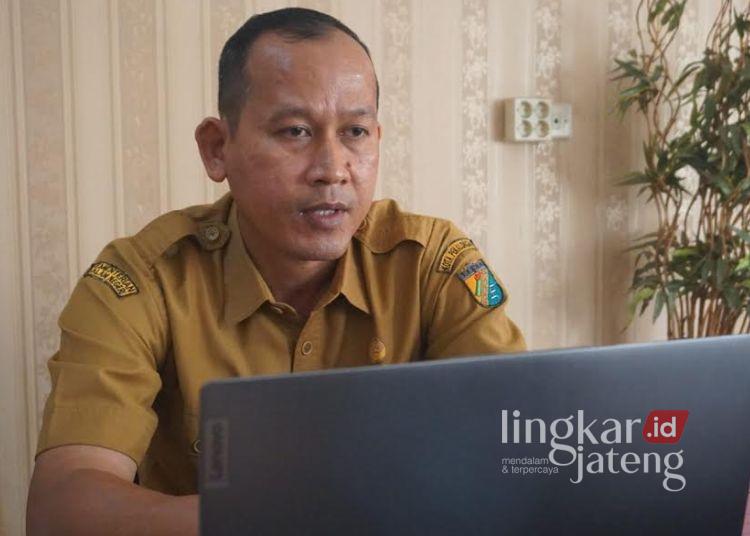 Anggaran Rp700 Miliar Disiapkan Untuk Tangani Sungai Bremi dan Meduri Pekalongan 25 Kepala DPUPR Kota Pekalongan, Khaerudin, memberikan keterangan terkait rencana penanganan Sungai Bremi–Meduri usai banjir yang sempat merendam jalur rel kereta api di wilayah Pekalongan. Selasa, 3 Februari 2026. (Fahri Akbar/Lingkarjateng.id)