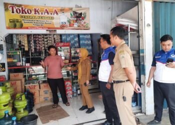 Analis Kebijakan Ahli Muda Bagian Perekonomian Setda Kabupaten Pekalongan, Retno, melakukan kunjungan lapangan dan pemantauan ketersediaan stok LPG di salah satu titik distribusi di Kabupaten Pekalongan, belum lama ini. (Fahri Akbar/Lingkarjateng.id)