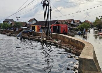 Dua unit pompa mobile bantuan BPBD Provinsi Jawa Tengah beroperasi di Desa Mulyorejo, Kecamatan Tirto, Kabupaten Pekalongan, Selasa, 10 Februari 2026. Warga di wilayah tersebut telah terdampak banjir selama hampir 1 bulan. (Fahri Akbar/Lingkarjateng.id)