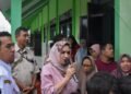 Temui Korban Banjir, Bupati Pekalongan Tegaskan Status Tanggap Darurat Diperpanjang 34 Bupati Pekalongan Fadia Arafiq berdialog dengan warga saat audiensi penanganan banjir di Balai Desa Tratebang, Kecamatan Wonokerto, Rabu, 18 Februari 2026 sore. (Fahri Akbar/Lingkarjateng.id)