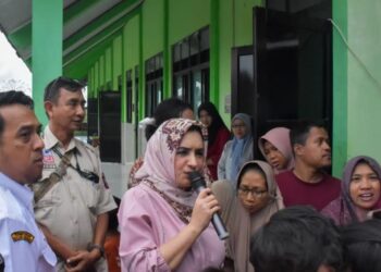 Bupati Pekalongan Fadia Arafiq berdialog dengan warga saat audiensi penanganan banjir di Balai Desa Tratebang, Kecamatan Wonokerto, Rabu, 18 Februari 2026 sore. (Fahri Akbar/Lingkarjateng.id)