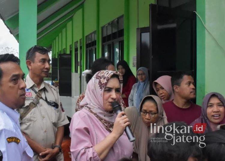 Temui Korban Banjir, Bupati Pekalongan Tegaskan Status Tanggap Darurat Diperpanjang 25 Bupati Pekalongan Fadia Arafiq berdialog dengan warga saat audiensi penanganan banjir di Balai Desa Tratebang, Kecamatan Wonokerto, Rabu, 18 Februari 2026 sore. (Fahri Akbar/Lingkarjateng.id)