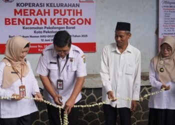 Asisten Pemerintahan dan Perekonomian Setda Kota Pekalongan, Sugiyo, meresmikan soft launching Koperasi Kelurahan Merah Putih (KKMP) Kelurahan Bendan Kergon di Jalan Jawa Nomor 28, Rabu, 19 Februari 2025. (Fahri Akbar/Lingkarjateng.id)