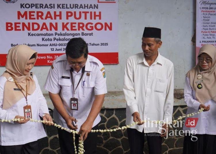 PPPK Kota Pekalongan Bakal Diperbantukan ke Koperasi Merah Putih 25 Asisten Pemerintahan dan Perekonomian Setda Kota Pekalongan, Sugiyo, meresmikan soft launching Koperasi Kelurahan Merah Putih (KKMP) Kelurahan Bendan Kergon di Jalan Jawa Nomor 28, Rabu, 19 Februari 2025. (Fahri Akbar/Lingkarjateng.id)