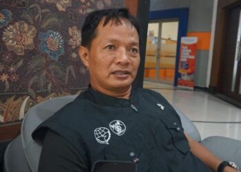 Kepala Dishub Kota Pekalongan, M. Restu Hidayat, memberikan keterangan kepada wartawan terkait program mudik gratis 2026 di Kantor Setda Kota Pekalongan, Selasa, 24 Februari 2026. (Fahri Akbar/Lingkarjateng.id)