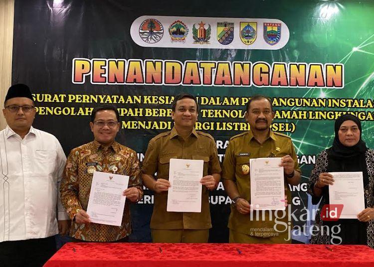 Lahan 5 Hektare Disiapkan Untuk Proyek PSEL Pekalongan Raya 25 Empat kepala daerah di wilayah Pekalongan Raya menandatangani pernyataan kesiapan pembangunan PSEL berbasis teknologi ramah lingkungan di Kota Pekalongan, Selasa, 24 Februari 2026 malam. (Fahri Akbar/Lingkarjateng.id)