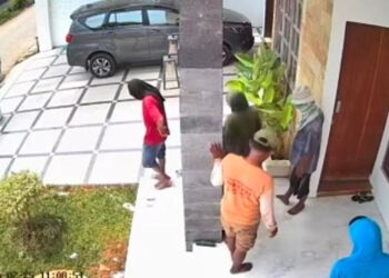 Video Dugaan Aktivitas Mencurigakan di Pekalongan Viral, Warga Diimbau Lapor 110 25 Tangkapan layar video CCTV yang memperlihatkan sekelompok orang mendatangi salah satu rumah warga di Gg. Manunggal, Desa Wonokerto Kulon, Kecamatan Wonokerto, Kabupaten Pekalongan, Rabu, 25 Februari 2026 sekitar pukul 11.08 WIB. (WhatsApps Group/Lingkarjateng.id)