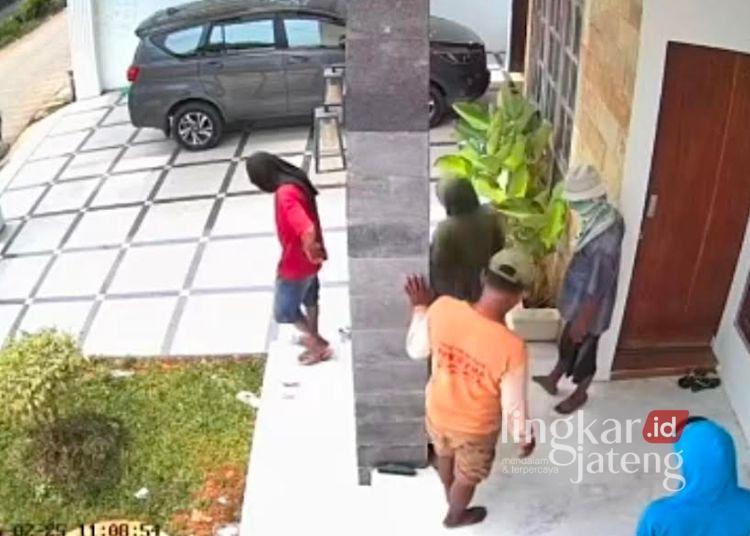 Video Dugaan Aktivitas Mencurigakan di Pekalongan Viral, Warga Diimbau Lapor 110 25 Tangkapan layar video CCTV yang memperlihatkan sekelompok orang mendatangi salah satu rumah warga di Gg. Manunggal, Desa Wonokerto Kulon, Kecamatan Wonokerto, Kabupaten Pekalongan, Rabu, 25 Februari 2026 sekitar pukul 11.08 WIB. (WhatsApps Group/Lingkarjateng.id)