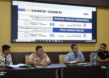 Wali Kota Pekalongan Achmad Afzan Arslan Djunaid bersama Bea Cukai Tegal saat memberikan sosialisasi Gempur Rokok Ilegal kepada mahasiswa di Ruang Buketan Setda Kota Pekalongan, Kamis, 27 Februari 2026. (Fahri Akbar/Lingkarjateng.id)