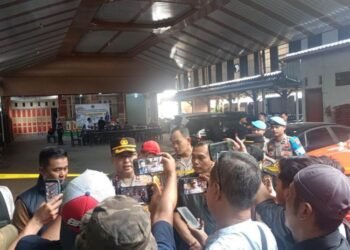 Kapolres Pekalongan AKBP Rachmad C. Yusuf memberikan keterangan pers terkait perkembangan kasus teror penembakan di rumah anggota DPRD Provinsi Jawa Tengah, Nur Fatwah, Senin, 16 Februari 2026. (Fahri Akbar/Lingkarjateng.id)