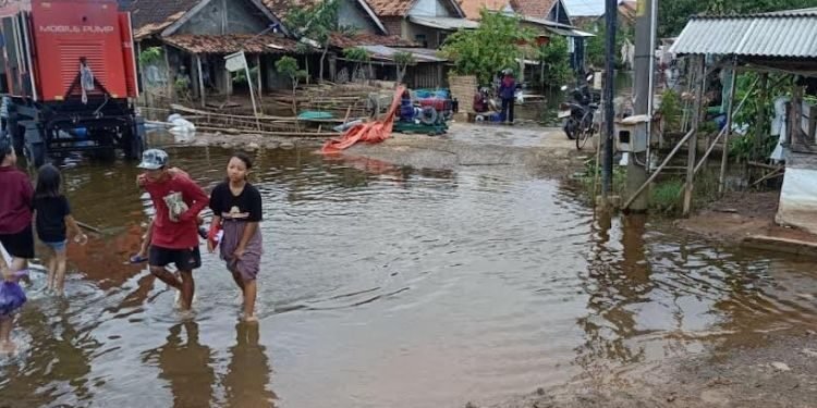 Sejumlah wilayah masih tergenang, meski kondisi air mulai berangsur surut dan sebagian warga telah kembali ke rumah masing-masing, Selasa, 17 Februari 2026. (Fahri Akbar/Lingkarjateng.id)