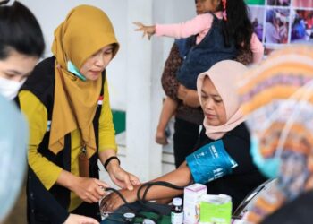 Dokter Speling Dikirim ke Wilayah Terdampak Bencana Purbalingga dan Pemalang 25 Dokter spesialis dari RSUD Prof Dr Margono Soekarjo memeriksa kondisi kesehatan warga terdampak bencana Purbalingga. (Humas Pemprov Jateng/Lingkarjateng.id)