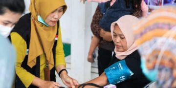 Dokter Speling Dikirim ke Wilayah Terdampak Bencana Purbalingga dan Pemalang 16 Dokter spesialis dari RSUD Prof Dr Margono Soekarjo memeriksa kondisi kesehatan warga terdampak bencana Purbalingga. (Humas Pemprov Jateng/Lingkarjateng.id)