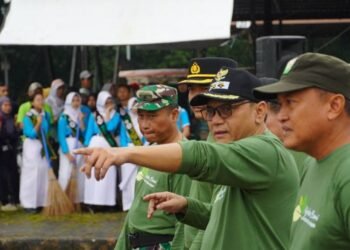 Plt Bupati Pati, Risma Ardhi Chandra saat mengikuti kegiatan Jumat Bersih yang digelar di Alun-Alun Kembang Joyo, Jumat, 13 Februari 2026. (Humas Pemkab Pati/Lingkarjateng.id)