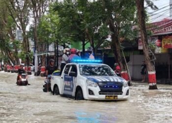 Mobil kepolisian membantu warga menyeberangi banjir yang menggenang wilayah Kecamatan Purwodadi, Grobogan, Senin, 16 Februari 2026. (Dok. BPBD Grobogan/Lingkarjateng.id)