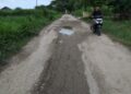 Kondisi jalan rusak di Kecamatan Kaliori, Rembang. (Vicky Rio/Lingkarjateng.id)
