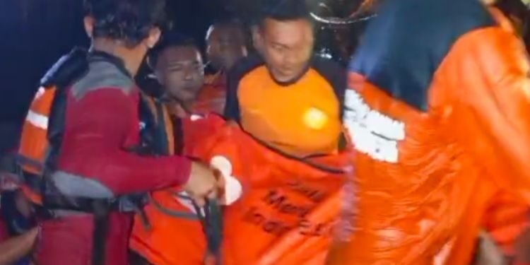 Proses evakuasi pemuda yang tewas tenggelam di Embung Matalan, Kaliori, Rembang,  Kamis, 19 Februari 2026. (Dok. for Lingkarjateng.id)