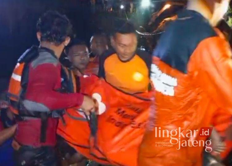 Usai 9 Jam Pencarian, Pemuda Tenggelam di Kaliori Rembang Ditemukan Meninggal 25 Proses evakuasi pemuda yang tewas tenggelam di Embung Matalan, Kaliori, Rembang, Kamis, 19 Februari 2026. (Dok. for Lingkarjateng.id)