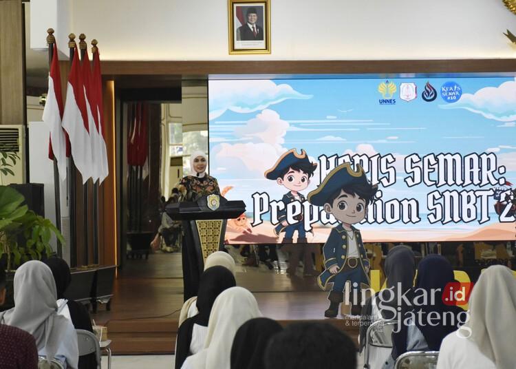Buka Try Out SNBT, Bupati Kendal Dorong IMAKEN UNNES Konsisten Hadirkan Kegiatan Edukatif 25 Bupati Kendal, Dyah Kartika Permanasari, saat membuka Try Out Seleksi Nasional Berdasarkan Tes (SNBT) Keris Semar ke-10 Tahun 2026 yang digelar IMAKEN UNNES di Pendopo Tumenggung Bahurekso Kendal, Sabtu, 31 Januari 2026. (Anik Kustiani/Lingkarjateng.id)