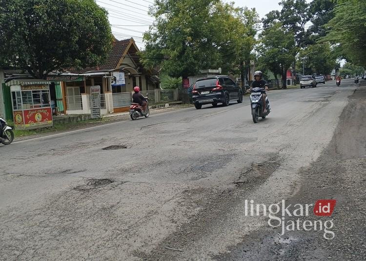 2 Ruas Jalan Nasional di Blora Akan Diperbaiki Jelang Lebaran, Anggaran Rp3 Miliar 25 Salah satu ruas jalan nasional di Kabupaten Blora yang saat ini mengalami kerusakan imbas cuaca ekstrem, Senin, 16 Februari 2026. (Eko Wicaksono/Lingkarjateng.id)