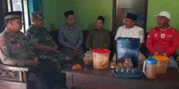 Kepala Dispermasdes Kendal Sowan Tokoh Agama Minta Doa Kesuksesan TMMD di Desa Gedong 10 Kepala Dispermasdes Kendal, Yanuar Fatoni (dua dari kanan), dan rombongan saat anjangsana ke salah satu tokoh agama di Desa Gedong, Kecamatan Patean, Kabupaten Kendal, Minggu, 16 Februari 2026. (Anik Kustiani/Lingkarjateng.id)