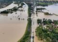 Tanggul Sungai Tuntang Grobogan Jebol, Jalan Purwodadi-Semarang Lumpuh Tergenang Banjir 34 Foto udara kondisi banjir yang melumpuhkan Jalan Purwodadi-Semarang imbas tanggul Sungai Tuntang yang jebol di Desa Tinanding, Kecamatan Godong, Kabupaten Grobogan, Senin, 16 Februari 2026. (Tangkapan layar IG a6_gabuts_/Lingkarjateng.id)