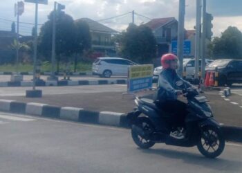 Sejumlah kendaraan bermotor melintasi kawasan exit tol Tingkir Salatiga yang menjadi titik rawan saat arus mudik lebaran. (Angga Rosa/Lingkarjateng.id)