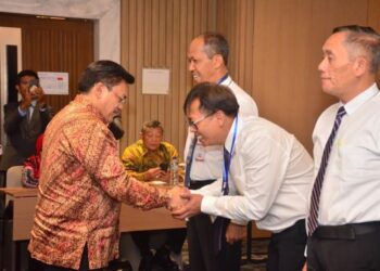 Wali Kota Salatiga Robby Hernawan menyalami para peserta uji kompetensi calon sekda di Surakarta, Selasa malam, 3 Februari 2026. (Dok Prokompim Setda Salatiga/Lingkarjateng.id)